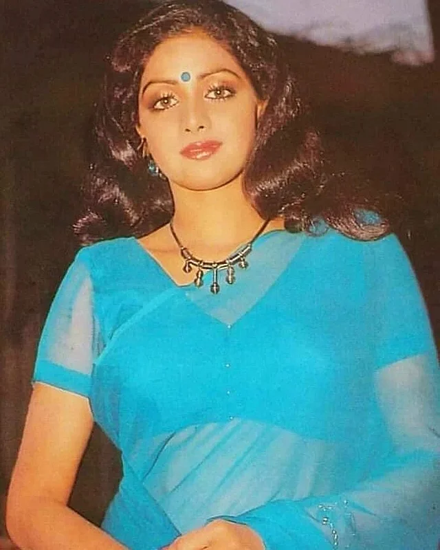 মিস্টার ইন্ডিয়া মুভিতে ফিরোজা শিফন শাড়িতে শ্রীদেবীর স্মরণীয় লুক