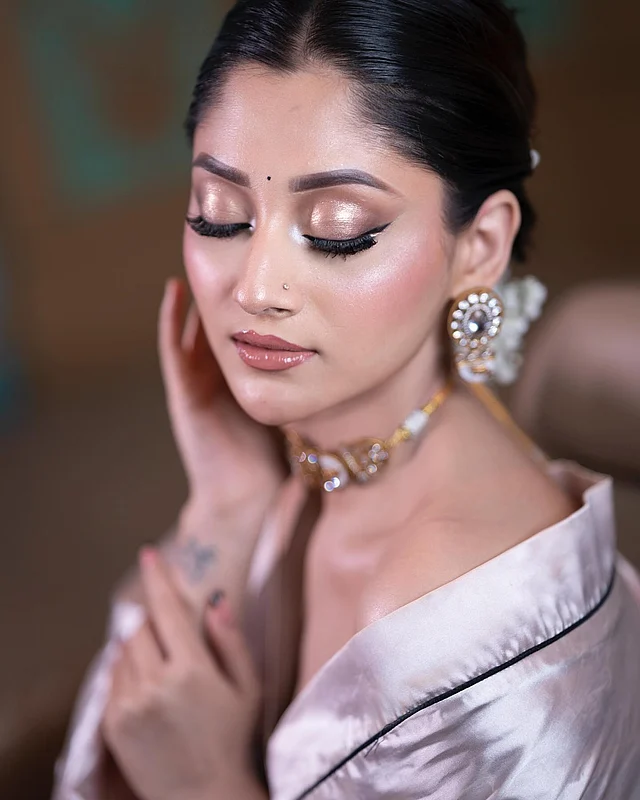 চোখে ব্রঞ্জ আইশ্যাডোর সঙ্গে দরাজ হাতে শিমার ব্যবহার করা হয়েছে। টেনে দেওয়া আইলাইনার আর ফলস আইল্যাশে এসেছে নাটকীয় ও রেট্রো আমেজ।