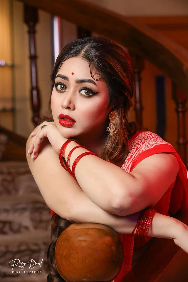বড় করে টেনে দেওয়া কাজল , আইলাইনারের চোখের সাজে ববিতাকে খুঁজে পাওয়া যাচ্ছে