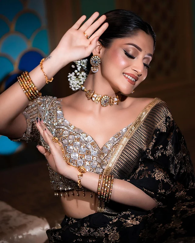 কানে গলায় ম্যাচিং সাদা পাথর, কুন্দন ও গোল্ডেন ফিনিশের দুল ও চোকার। হাতে অ্যান্টিক গোল্ডেন চুড়ি। গয়নাগুলো শাম্মি'স থেকে নেওয়া।