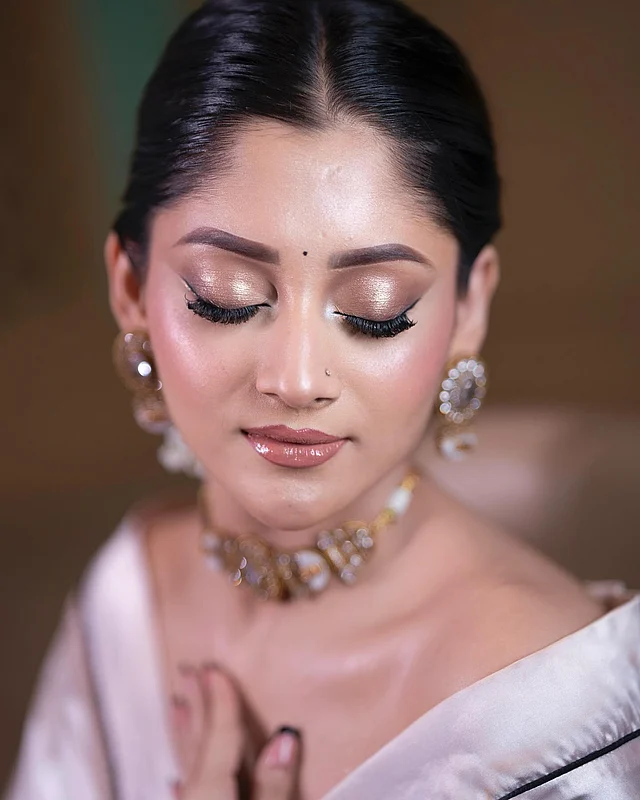 ছোট্ট কালো টিপ আর নাকফুলে আকর্ষণ বেড়েছে। টেনে বাঁধা চুল দিয়েছে ছিমছাম ভাব