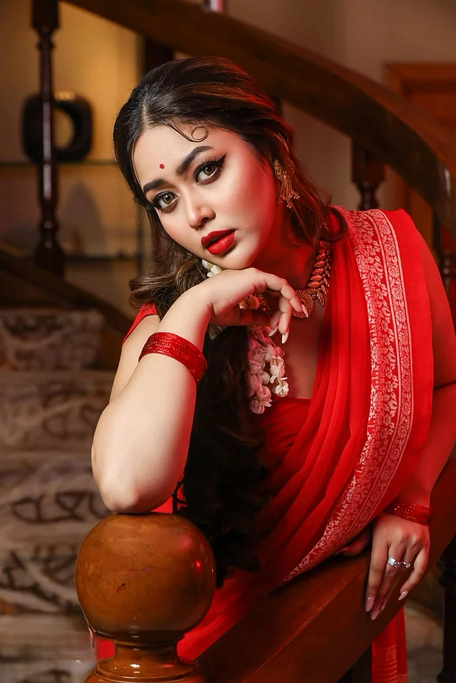 লাল চুড়ি আর লাল ঠোঁট মিলে গেছে যেন। কপালের লাল টিপ সাবেকি কায়দায় একটু ওপরের দিকে পরেছেন তিনি
