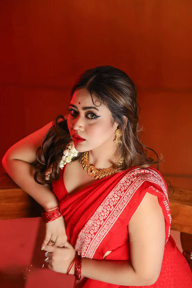 সাদা কারুকাজের পাড়ের লাল টুকটুকে জর্জেটের পরেছেন ভাবনা। সঙ্গে ম্যাচিং স্লিভলেস ব্লাউজ