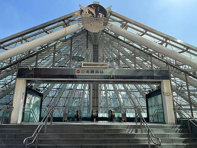 এই গম্বুজ বা ডোম ৪ হাজার ৫ শত কাঁচের প্যানেল নিয়ে গঠিত