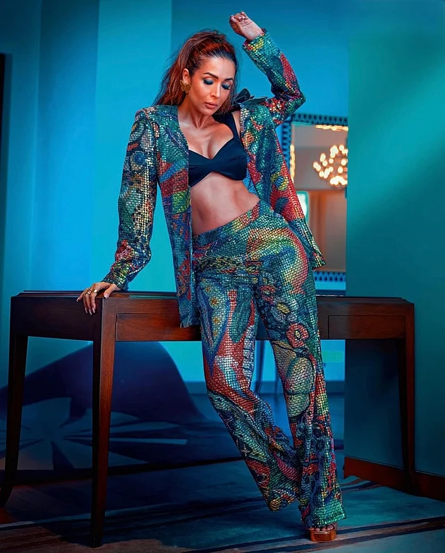 মালাইকা অরোরা সিকুইনের বর্ণিল স্যুটের সঙ্গে বেছে নিয়েছেন বেসিক কিন্তু অত্যন্ত আকর্ষণীয় কালো ব্রালেট