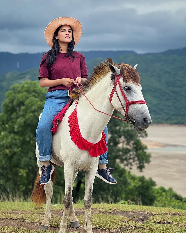 ওয়েস্টার্ন মুভির ঘোড়সওয়ার নারী চরিত্রে দারুণ মানাবে এই লুকে সাদিয়াকে