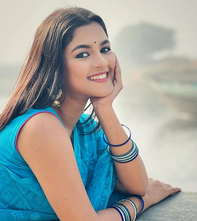 ম্যাচিং স্লিভলেস ব্লাউজের সঙ্গে নীল শাড়ি আর নীল চুড়িতে নীলাম্বরী সাদিয়া আয়মান