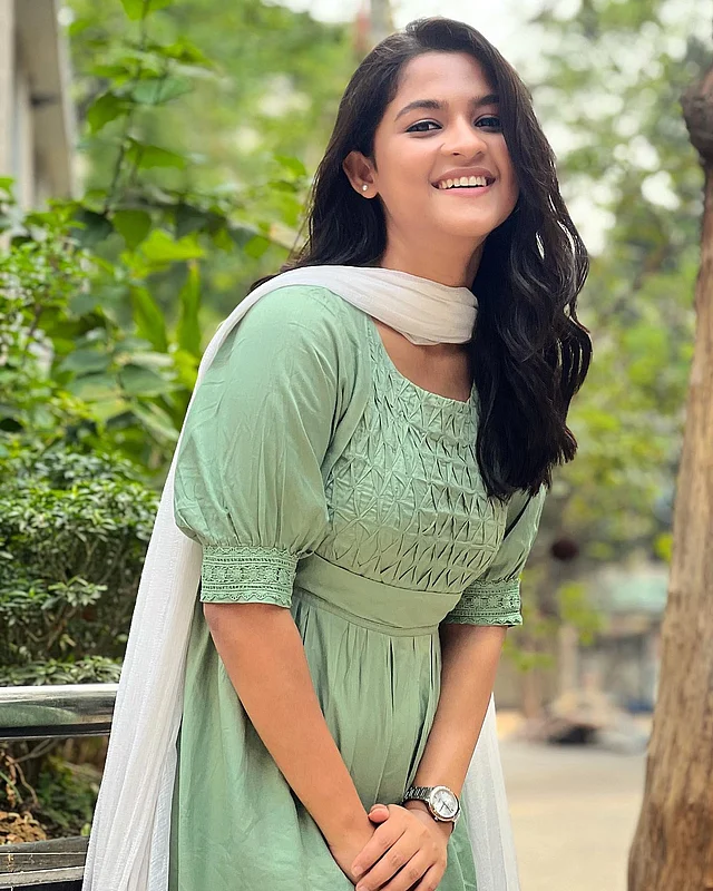 সালওয়ার কামিজেও সমান সুন্দরী সাদিয়া