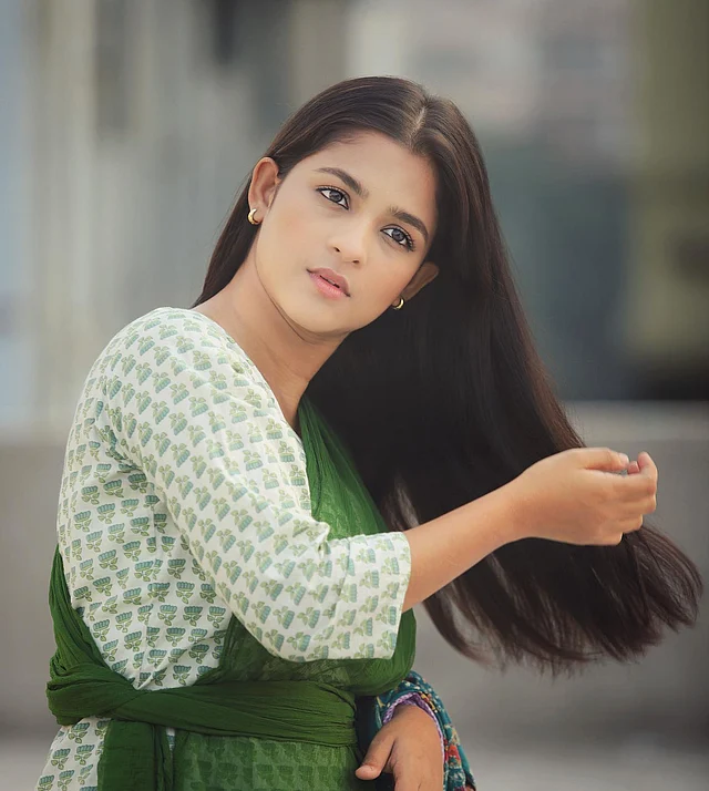 চুল নিয়ে বেশি নিরীক্ষা করেন না সাদিয়া। এমনিতেই সুন্দর তাঁর কেশরাজি