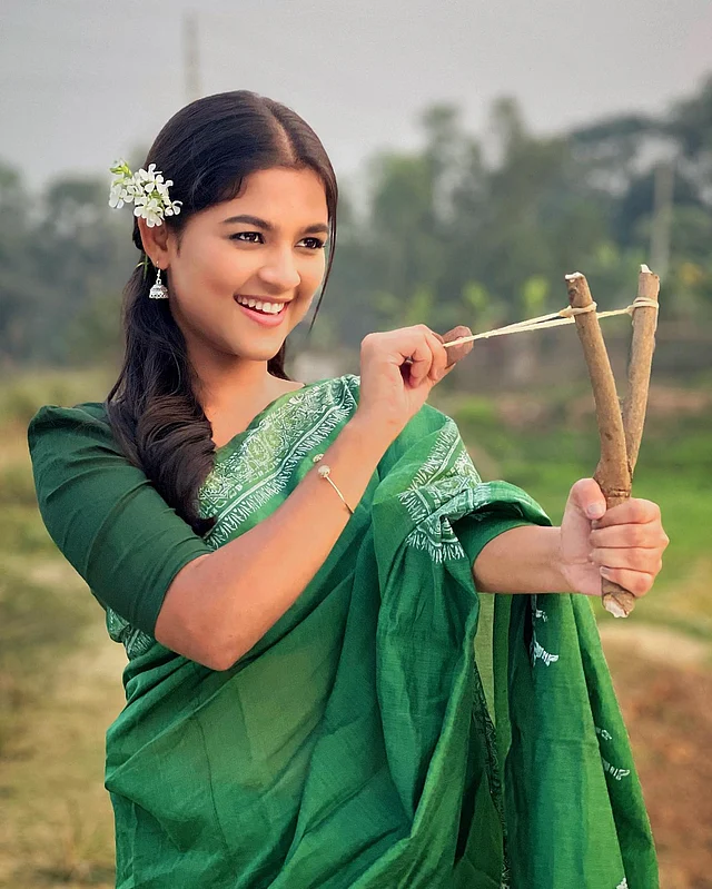 সাদা কামিনী ফুল, রূপালি ঝুমকা, মাঝে সিঁথি করে ছেড়ে রাখা চুলে সাদিয়া সবুজ শাড়িতে হৃদয়ে লক্ষ্যভেদ করতে প্রস্তুত সবার