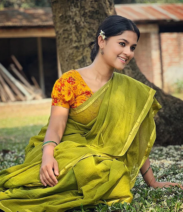 আটপৌরে ড্রেপিং আর ঘটি হাতা ব্লাউজে সাদামাটা সাজে অনন্যা সাদিয়া