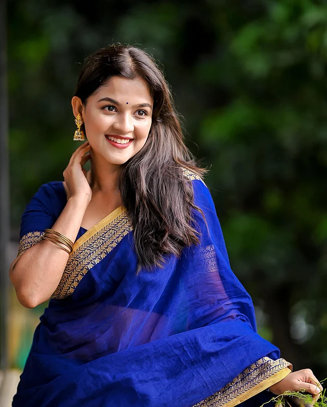 সাদিয়া আয়মানের সিগনেচার লুক বলা যায় একে। নীল তাঁতের শাড়ি আর সোনালি গয়নায় নজর কাড়ছেন তিনি