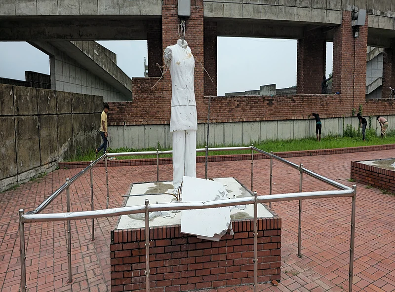 ১৯৭১ সালের ৭ মার্চ রেসকোর্স ময়দানে তর্জনী উঁচিয়ে বঙ্গবন্ধু শেখ মুজিবুর রহমানের ঐতিহাসিক ভাষণের ভাস্কর্যটি ভাঙচুর করা হয়েছে