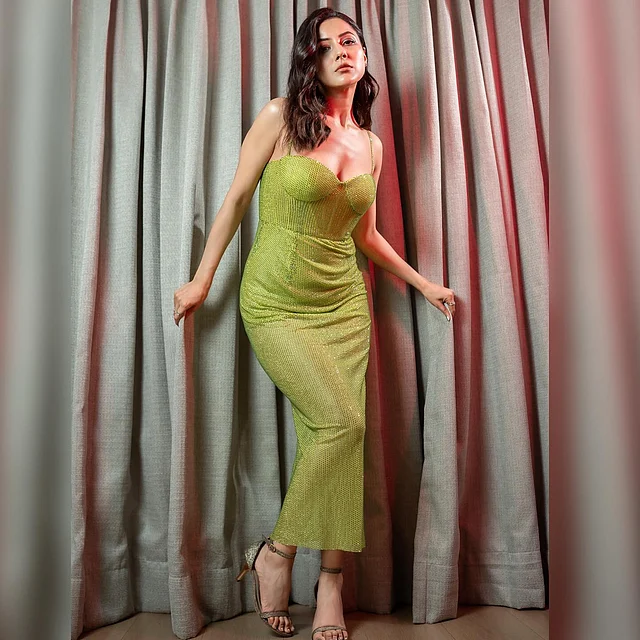 অলিভ রঙের বডিকন ড্রেসে সুন্দরী এই অভিনেত্রী