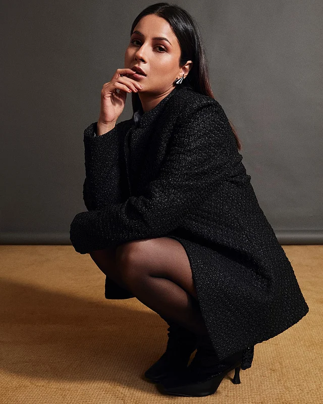 অল ব্ল্যাক লুকে স্কোয়াট পোজে দেখা যাচ্ছে শেহনাজকে