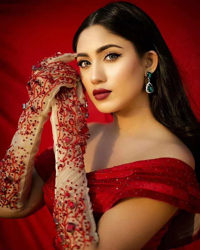 বিশেষ অনুষ্ঠানে বিলাসবহুল ডিজাইনার লেবেলের এক্সক্লুসিভ আউটফিটের লুকে দেখা যায় এক অন্য রকম গ্ল্যাম ভার্সন সাফা কবিরকে। আর প্রায়ই তিনি লাল বেছে নেন এক্ষেত্রে