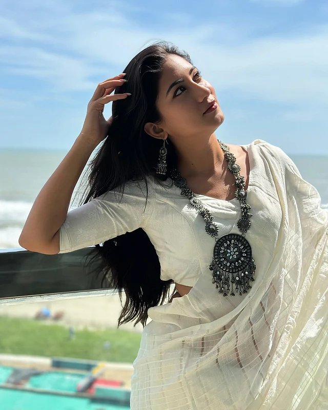 কোরা শাড়ি, ম্যাচিং ব্লাউজের সঙ্গে অক্সিডাইজড গয়নায় মোহনীয় সাফা কবির