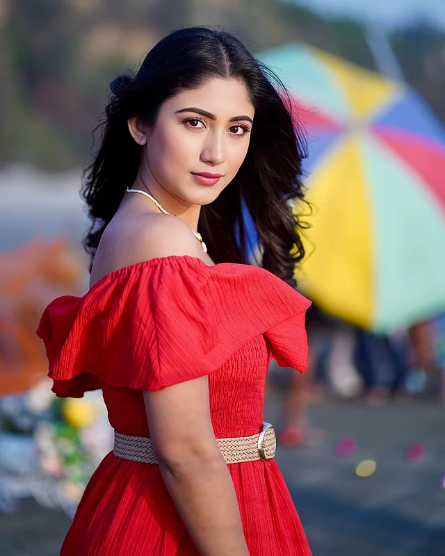 অফ দ্য শোল্ডার পোশাকে সাফাকে খুব মানায়। এখানে এমনই এক লাল ড্রেস পরেছেন তিনি।