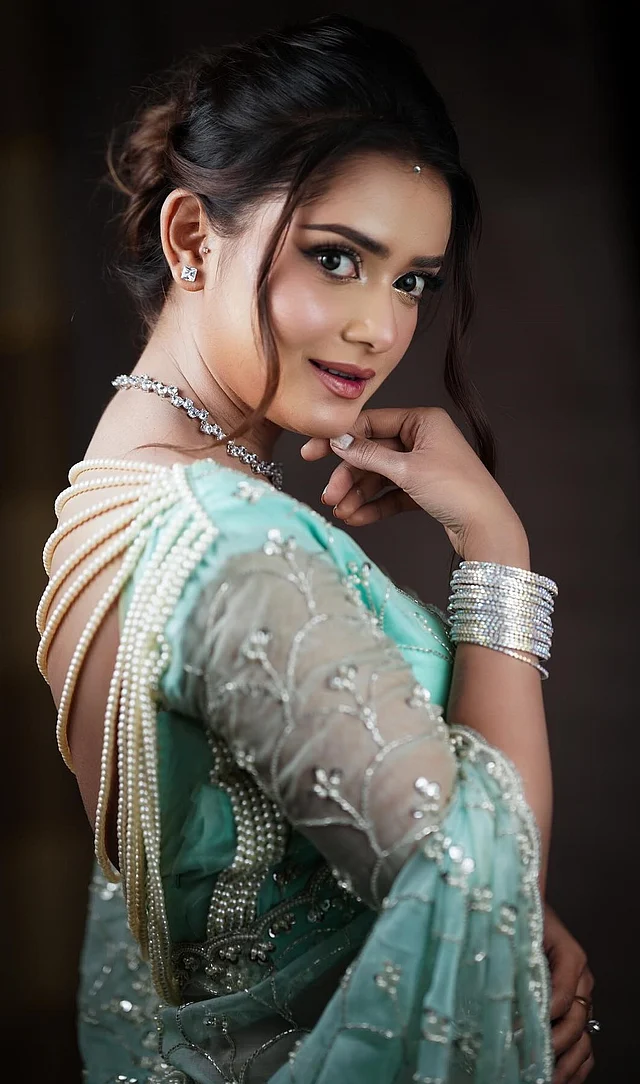 হাত ঘরে চিকন রূপালি চুড়ি পরেছেন তিশা এর সঙ্গে। কানে গলায় হালকা সাদা পাথরের গয়না। পুরু আইলাইনার ও চোখের কোণে শিমারের ছোঁয়া আকর্ষণ বাড়াচ্ছে