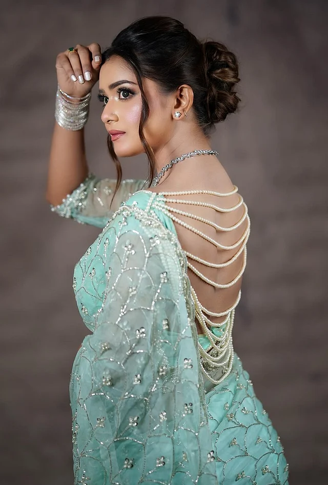 তানজিন তিশা পরেছেন প্যাস্টেল মিন্ট জর্জেটে জমকালো রূপালি কাজ করা শাড়ি