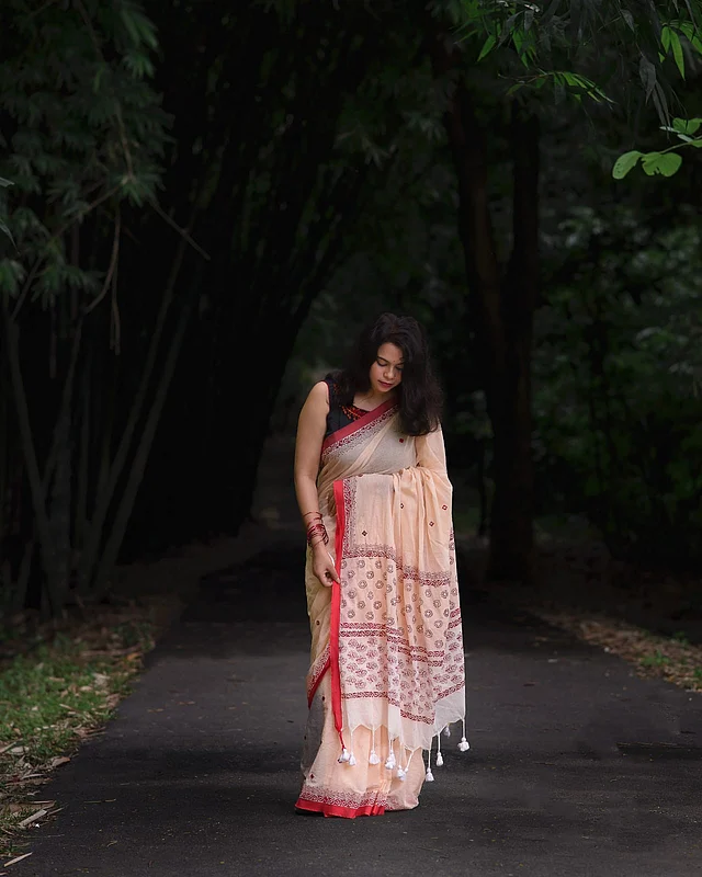 চৌধুরী’স পূজা সংগ্রহে সাজিয়েছে নান্দনিক নকশার সব শাড়িতে
