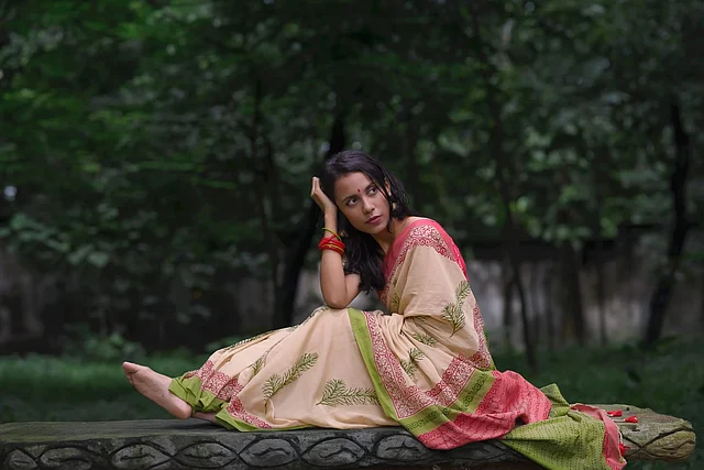 হ্যান্ডলুম সুতি শাড়ি আর সাদাসিধে নকশা—সব মিলে স্বস্তিদায়ক আবহ তৈরি হয়েছে শাড়িতে