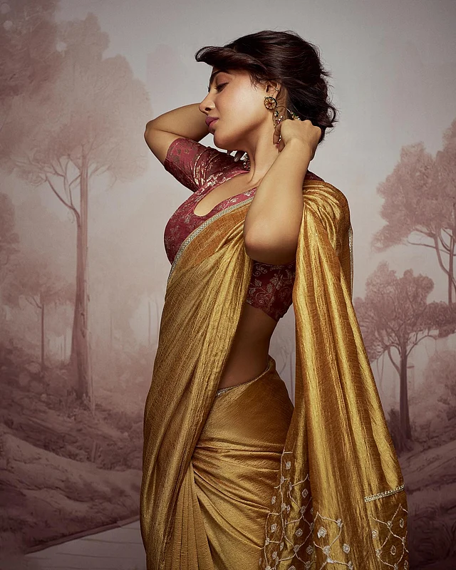 সামান্থা রুথ প্রভু পরেছেন সোনালি মেটালিক টিস্যু শাড়ি