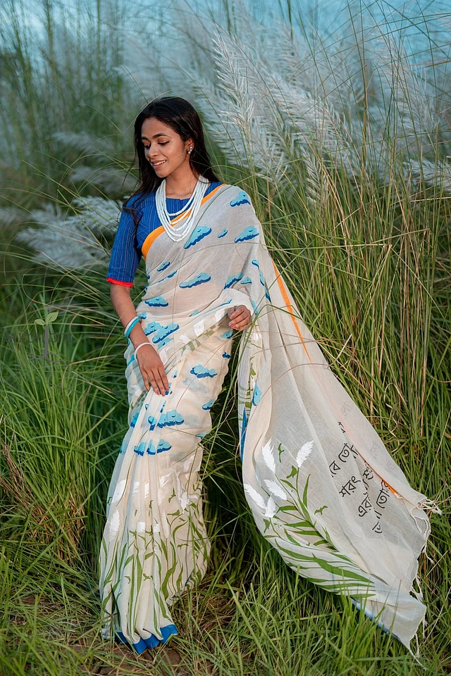 পেঁজা তুলার মতো মেঘ আর কাশফুল চিত্রিত হয়েছে