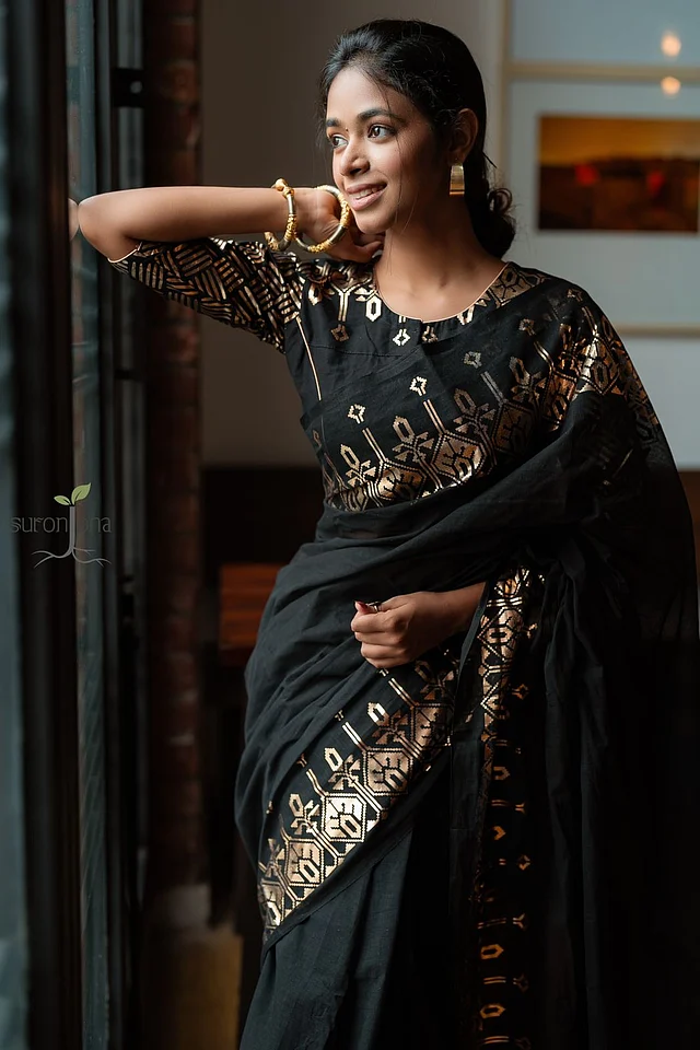 স্ক্রিন প্রিন্টে শাড়ির জমিনে ফুটিয়ে তোলা হয়েছে জামদানি মোটিফ