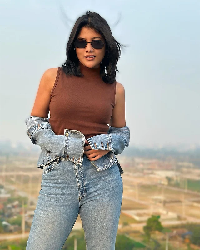ডেনিম প্যান্ট আর জ্যাকেটের সঙ্গে জুটি বেঁধেছে হাই নেক কফিরঙা স্লিভলেস টপ। সব মিলিয়ে বেশ স্টাইলিশ লাগছে অভিনেত্রী মুমতাহিনা টয়াকে।