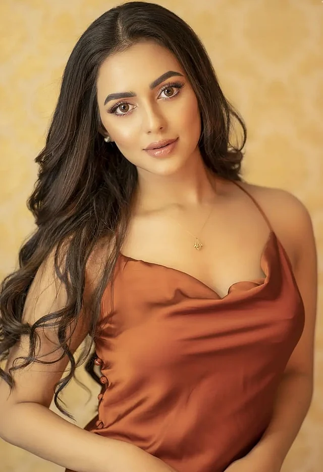 নব্বই দশকের অনুপ্রাণিত কফি রঙের সাটিন স্লিপ ড্রেসে লাস্যময়ী অভিনেত্রী নুসরাত ফারিয়া।