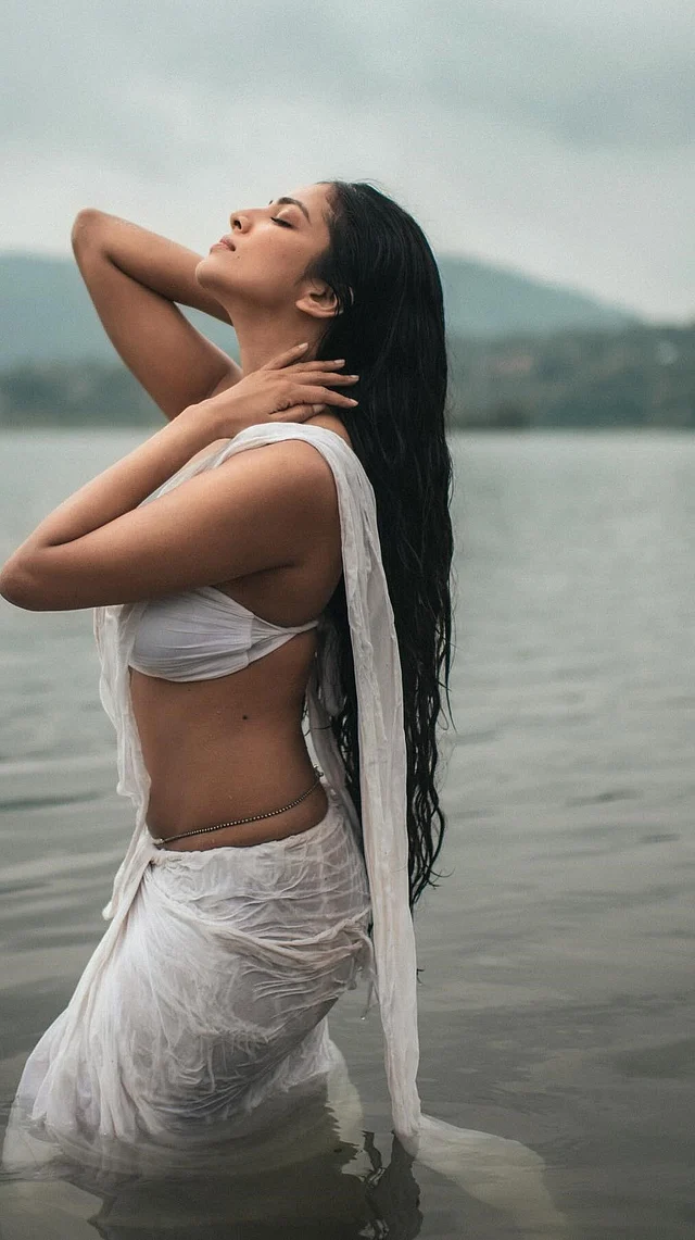 মালবিকা মোহানান সাউথ ইমেজেই আবেদন ছড়াচ্ছেন ভরপুর