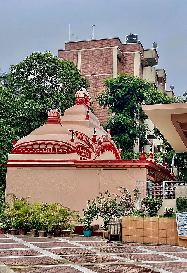 অনেকেই বলেন, ঢাকেশ্বরী মন্দিরের নাম থেকেই হয়েছে ঢাকার নামকরণ