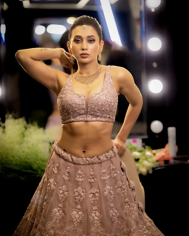 সিকুইনের প্যাস্টেল শেডের লেহেঙ্গায় আবেদন ছড়াচ্ছেন মিমি