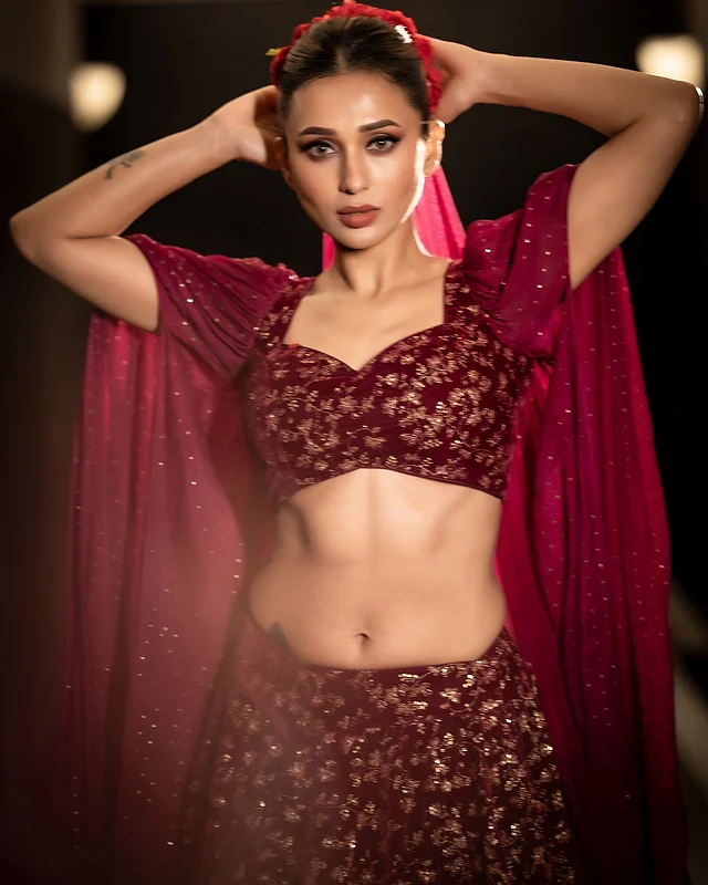 কেপ ডিজাইনের স্লিভ এক্সটেনশেনটি মেরুন। এতে আছে সোনালি হাজার বুটি।