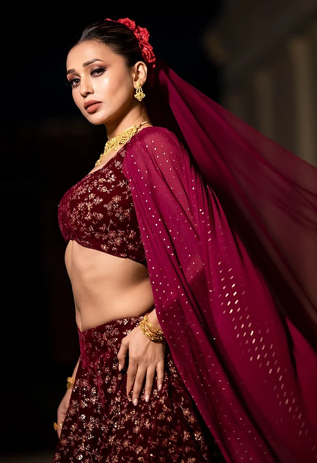 মেরুন লেহেঙ্গার লুকটি সত্যিই আকর্ষণে ভরপুর। সুইটহার্ট নেকলাইনের ভেলভেট টপে সোনালি কাজ। স্কার্টটিও একই ফেব্রিকের।