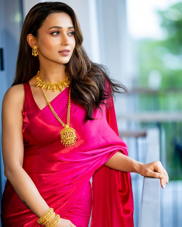সঙ্গে রয়েছে ট্রাডিশনাল সোনার গয়না। মিমি পরেছেন চোকার, লম্বা নেকপিস আর বালা।