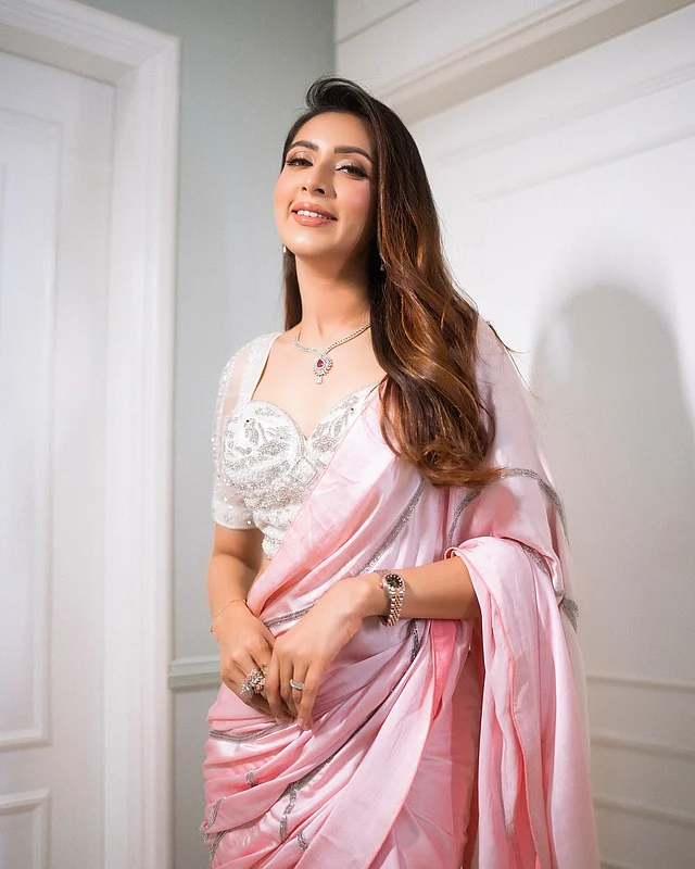 গোলাপি সিল্ক শাড়ির সঙ্গে খুব সুন্দর একটা স্টেটমেন্ট ব্লাউজ পরেছেন মিম