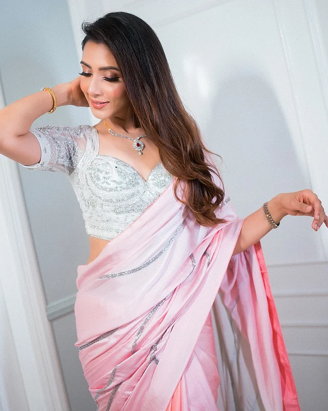 এমনই একটি লুকে অভিনেত্রী বিদ্যা সিনহা মিম ফ্রেমবন্দী হয়েছেন