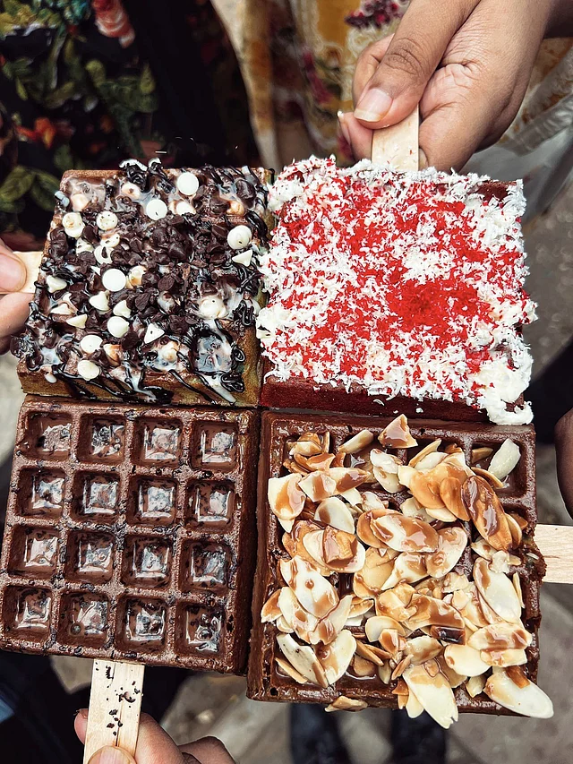 চকলেট, স্ট্রবেরি, নাটস ও বেরির নানা স্বাদের ওয়াফল পাওয়া যায় ওয়াফল স্ট্রিটে