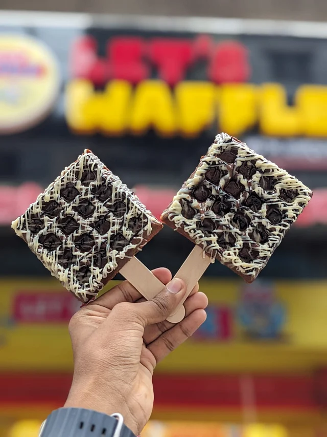 চকোনাট ফ্যান্টাসি, ট্রুটি ফুটি, ব্লু বেরি, ওরিও, কিটক্যাটসহ নানা স্বাদের ওয়াফল পাওয়া যায় লেটস ওয়াফলে