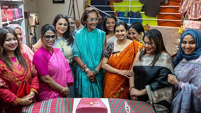 সবাই মিলে কেক কাটা হয় এসময়