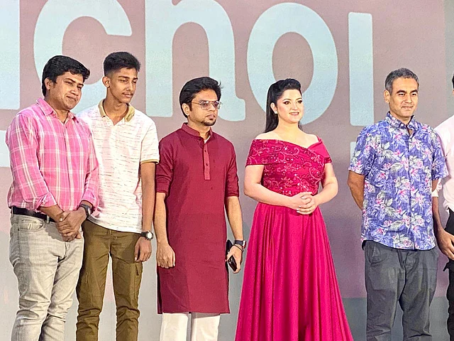 মঞ্চে কুশিলবরা