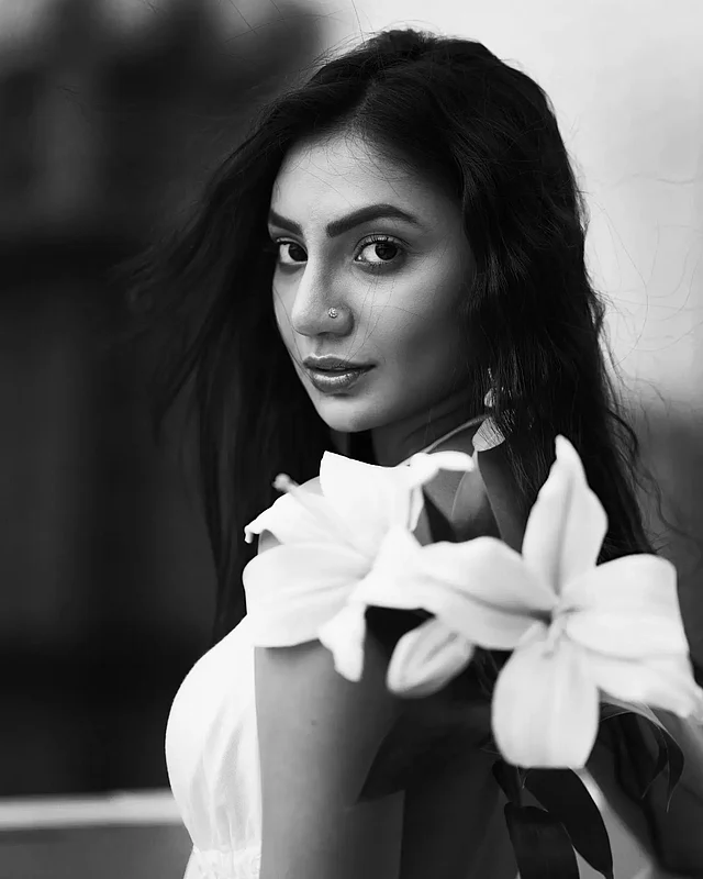 ছোট নাকফুল আর কাঁধের কাছে রাখা বিশাল গ্ল্যাডিওলা ফুল সৌন্দর্য বাড়িয়েছে সুনেরাহর