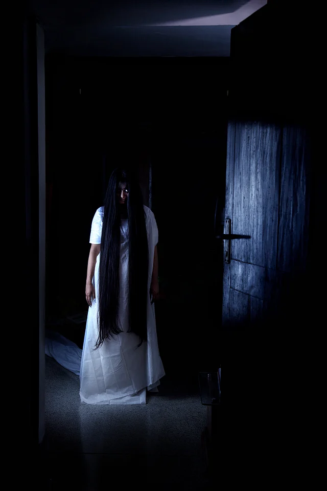 অস্পষ্ট সাদা অবয়বের কথা বলে সবাই, যারাই নিশির কবলে পড়েছে