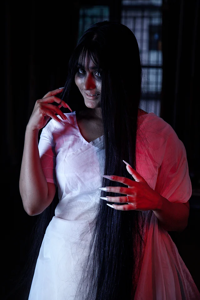 ভয়ংকর নিষ্প্রাণ এই ভূতসুন্দরীর মুখটি। যেন কতকাল ধরে লাশ হয়ে আছে সে