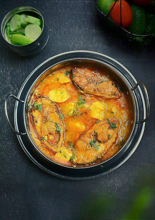 বড় মাছ দিয়ে মেটে আলুর তরকারি