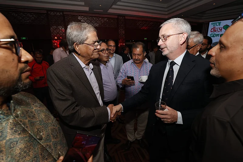 বিএনপির মহাসচিব মির্জা ফখরুল ইসলাম আলমগীর অনুষ্ঠানে উপস্থিত বিভিন্ন দেশের কূটনীতিকদের পাশাপাশি বিশিষ্টজনদের সঙ্গে কুশল বিনিময় করেন