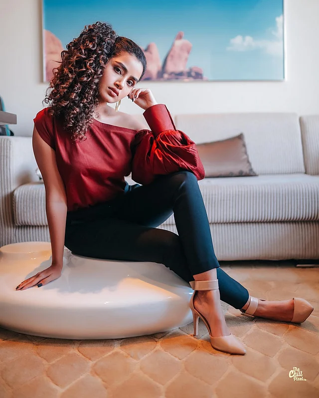 এক সাইডে পনিটেল করা অন্যরকম সুন্দর কোঁকড়া চুলে ওয়ান শোল্ডার টপ আর জিন্সের লুকে অনুপমা। নজর কাড়ছে হিলস