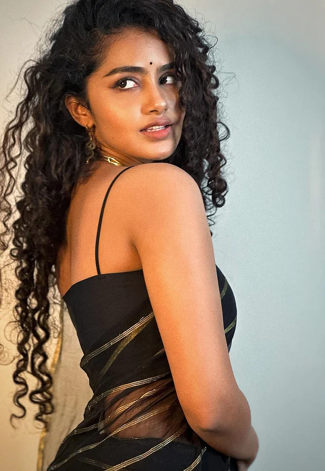 নুডল স্ট্র্যাপের কালো ম্যাচিং ব্লাউজ দিয়ে কালো শাড়ি পরেছেন অনুপমা